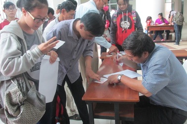 Thí sinh căng thẳng nộp, rút hồ sơ xét tuyển