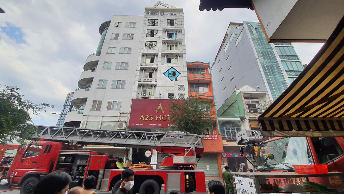 Cảnh sát cứu 3 người trong đám cháy khách sạn - 3 Cảnh sát cứu 3 người trong đám cháy khách sạn - 3