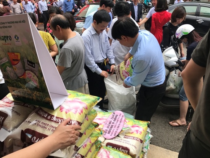 Người tiêu dùng đang mua gạo 