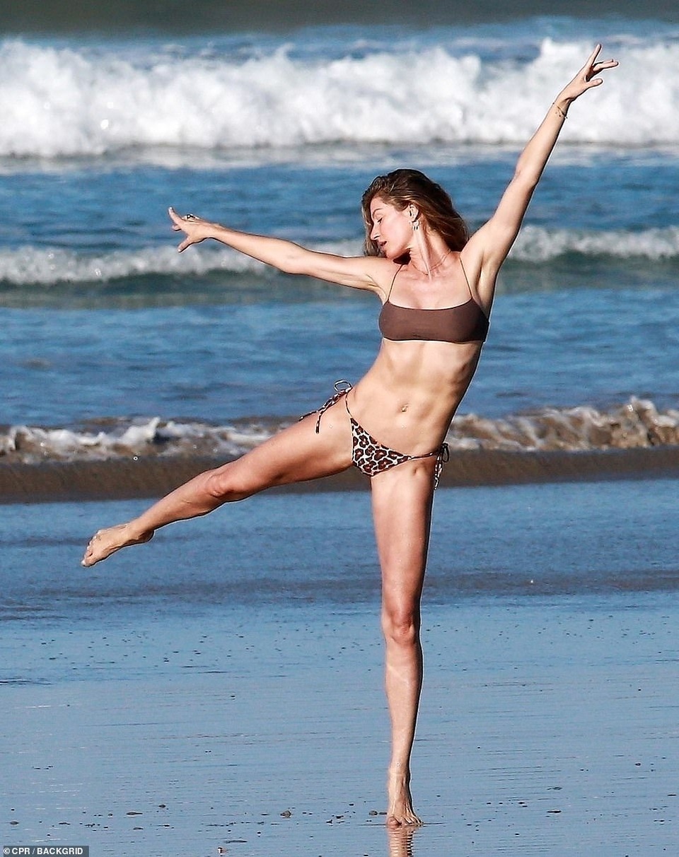 Gisele Bundchen khoe dáng thon đáng ngưỡng mộ trên biển - 9 Gisele Bundchen khoe dáng thon đáng ngưỡng mộ trên biển - 9