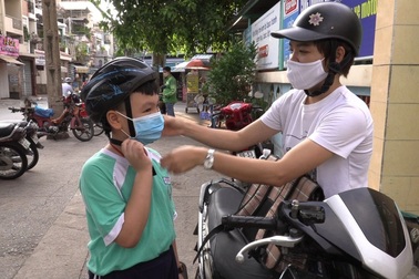 Phụ huynh tại TPHCM: "Lùi giờ học không phù hợp với thời tiết"