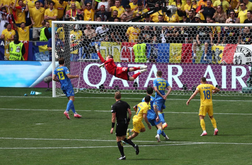Ukraine thua đậm Romania, thủ môn Real Madrid xin lỗi người hâm mộ - 2 Ukraine thua đậm Romania, thủ môn Real Madrid xin lỗi người hâm mộ - 2
