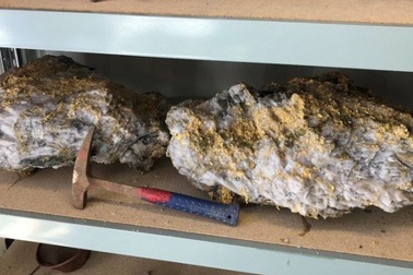 Bất ngờ vớ được tảng đá thạch anh nạm 255 kg vàng ròng, thợ mỏ sướng rơn suýt ngã