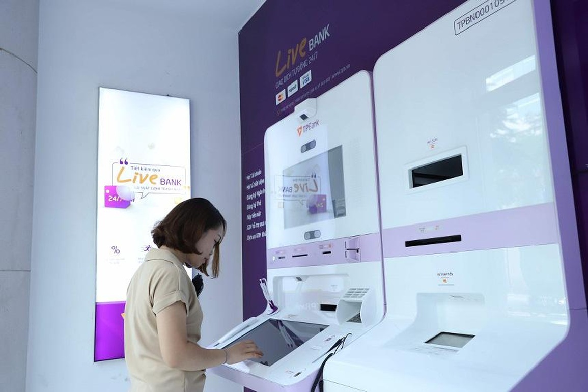 Ngân hàng, bán lẻ bứt phá tăng trưởng nhờ robot tự động hóa - 1 Ngân hàng, bán lẻ bứt phá tăng trưởng nhờ robot tự động hóa - 1