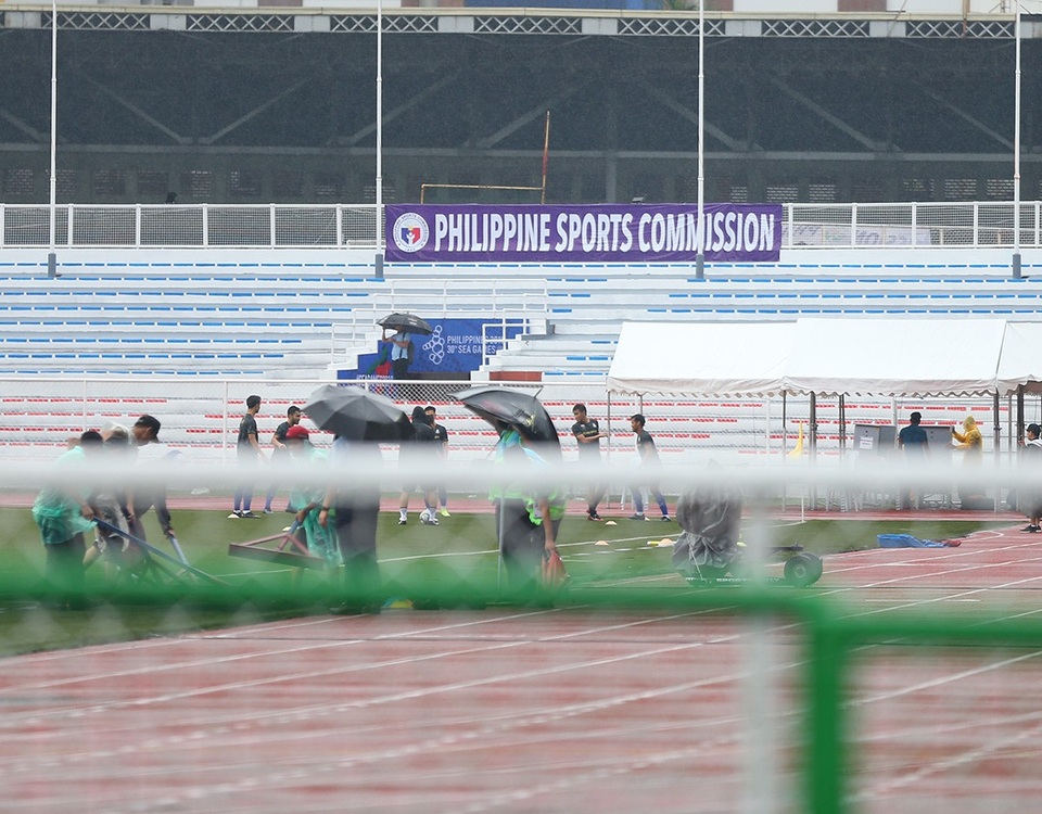 Sân Rizal Memorial ngập nước trước trận đấu U22 Việt Nam gặp U22 Singapore - 11 Sân Rizal Memorial ngập nước trước trận đấu U22 Việt Nam gặp U22 Singapore - 11