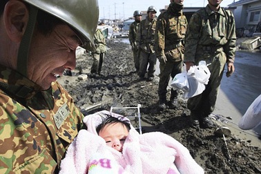 Bé gái 4 tháng tuổi sống sót 3 ngày sau động đất