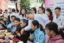 Người bệnh háo hức dự bữa cơm tất niên, về quê ăn Tết trên chuyến xe 0 đồng