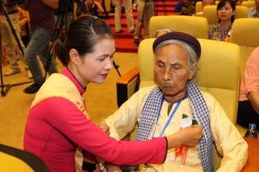 Hàng nghìn người xúc động tham gia nghi thức bông hồng cài áo mùa Vu Lan