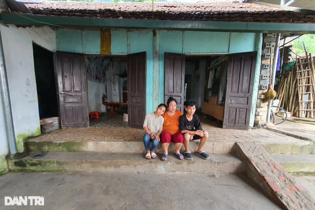 Bố mẹ lần lượt qua đời, 3 đứa trẻ mồ côi sống dựa vào bà ngoại bệnh tật - 6 Bố mẹ lần lượt qua đời, 3 đứa trẻ mồ côi sống dựa vào bà ngoại bệnh tật - 6