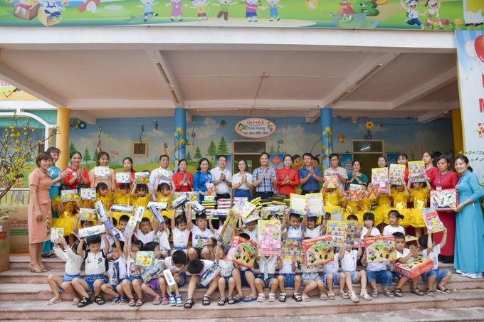 Đại diện Ban tổ chức, lãnh đạo Phòng Giáo dục và Đào tạo huyện Tứ Kỳ, xã Chí Minh, giáo viên và đại diện Hội cha mẹ học sinh trao quà cho các em.