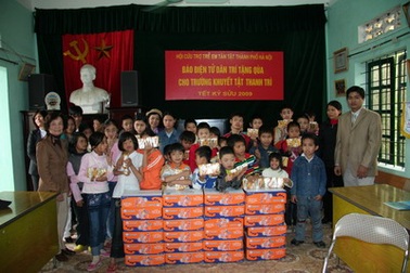 Món quà đầu xuân đến với trẻ em khuyết tật Thanh Trì