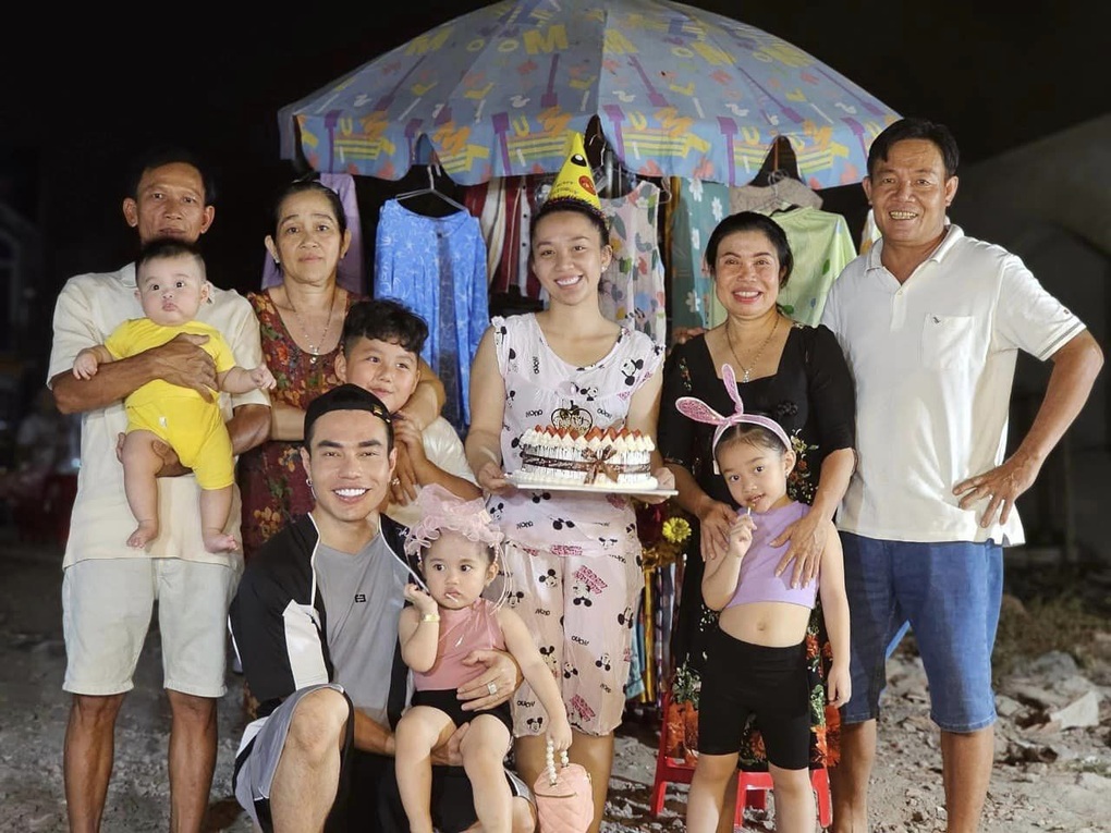 Lê Dương Bảo Lâm nhiều lần bị chỉ trích vì hành động kém ga-lăng với vợ - 5 Lê Dương Bảo Lâm nhiều lần bị chỉ trích vì hành động kém ga-lăng với vợ - 5