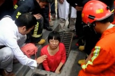 Cô gái mắc kẹt dưới cống vì cố nhặt điện thoại bị đánh rơi