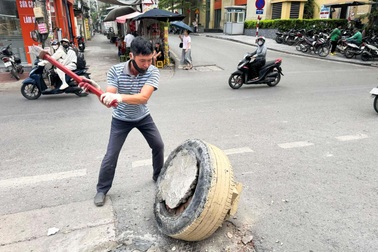 Tháo dỡ 5 trụ bê tông "lù lù" trước khu chung cư ở Hà Nội