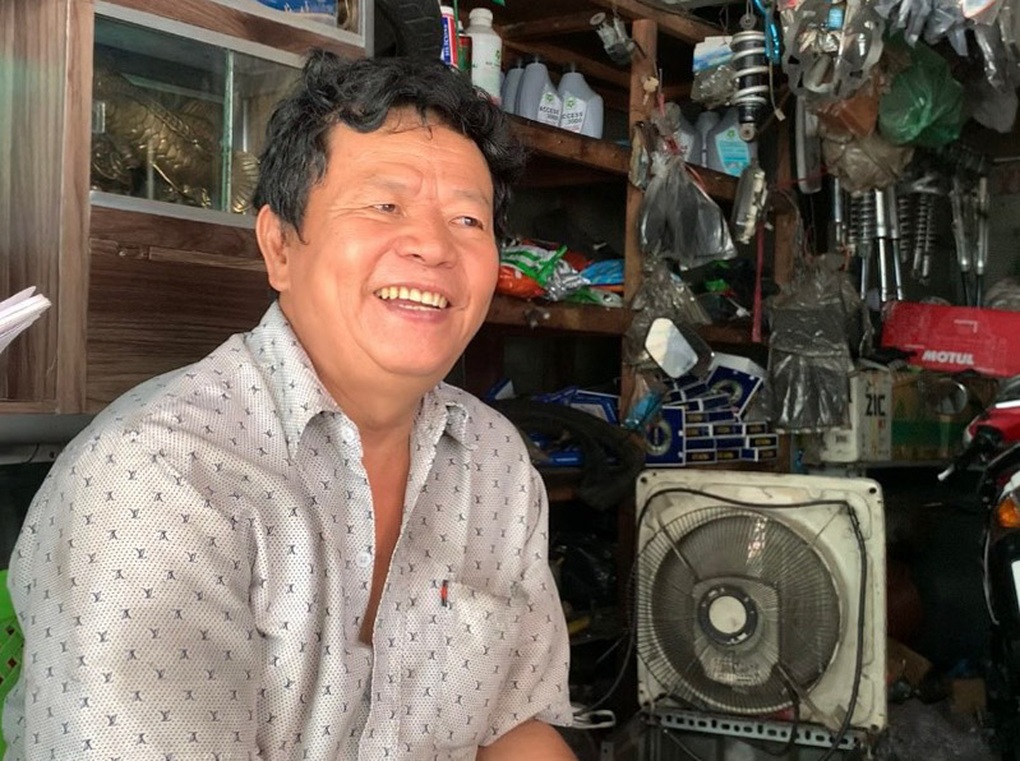 Chủ tiệm sửa xe chơi lớn: Có tiền cũng vá, không tiền cũng vá - 4 Chủ tiệm sửa xe chơi lớn: Có tiền cũng vá, không tiền cũng vá - 4