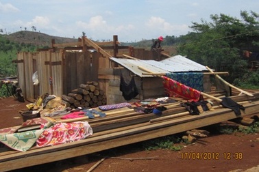 Lốc xoáy làm 66 ngôi nhà bị hư hỏng nặng