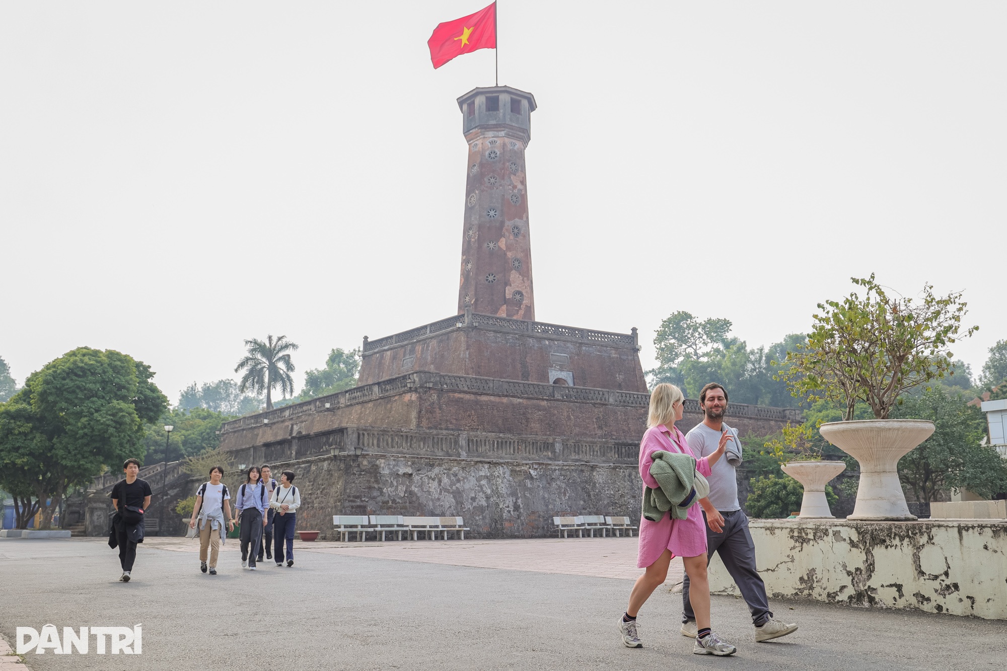 Du khách nước ngoài hủy vé máy bay, chờ ngày được tham quan Cột cờ Hà Nội - 1 Du khách nước ngoài hủy vé máy bay, chờ ngày được tham quan Cột cờ Hà Nội - 1