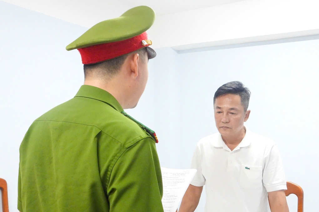 Thủ đoạn thâu tóm mỏ cát Pha Lê cùng nhát dao đoạt lại ghế chủ tịch công ty - 1 Thủ đoạn thâu tóm mỏ cát Pha Lê cùng nhát dao đoạt lại ghế chủ tịch công ty - 1