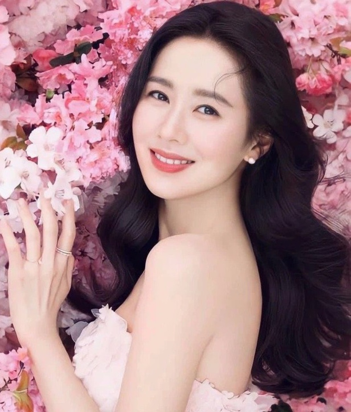 Ảnh mặc váy cưới của chị đẹp Son Ye Jin gây sốt - 4 Ảnh mặc váy cưới của chị đẹp Son Ye Jin gây sốt - 4