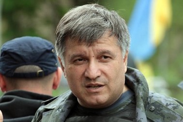 Bộ trưởng Nội vụ Ukraine bị bãi nhiệm vì hắt nước vào người khác