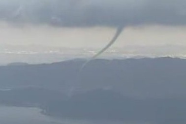 Quay được cảnh vòi rồng khổng lồ hút nước biển ở Nhật