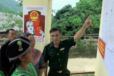 Đồng bào dân tộc chuẩn bị cho ngày bầu cử