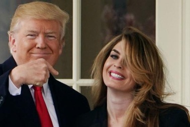 Cựu trợ lý xinh đẹp của ông Trump bất ngờ có mặt trên chuyên cơ Không Lực Một