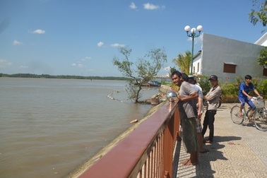 Tìm kiếm cô gái mặc váy cưới nhảy sông tự vẫn