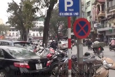 Bãi xe vẫn “xâm chiếm” lòng đường, hè phố