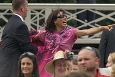 Ông Bush bị gọi là “tội phạm chiến tranh” trong lễ độc lập