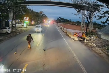 Người đi xe máy trượt ngã vì phanh gấp tránh ô tô lao ra đường