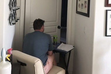 Cảm động chồng kê bàn ngồi cửa chờ vợ xạ trị trong phòng cách li