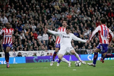 Higuain san bằng thành tích ghi bàn của C. Ronaldo