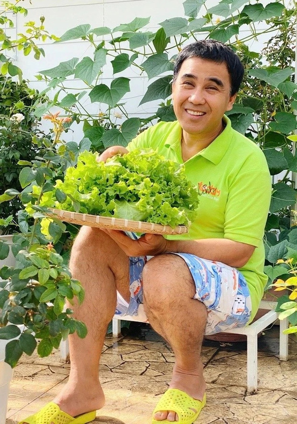 Quyền Linh sống mộc mạc, chăm cây, trồng hoa trong biệt thự 21 tỷ đồng - 6 Quyền Linh sống mộc mạc, chăm cây, trồng hoa trong biệt thự 21 tỷ đồng - 6