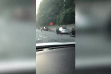 Xe chở tiền đánh rơi 175.000 USD trên cao tốc, tài xế đua nhau hôi của