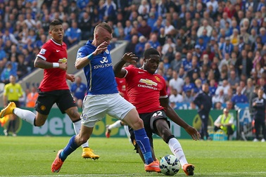 Rooney uất ức quát mắng đồng đội ngay trên sân