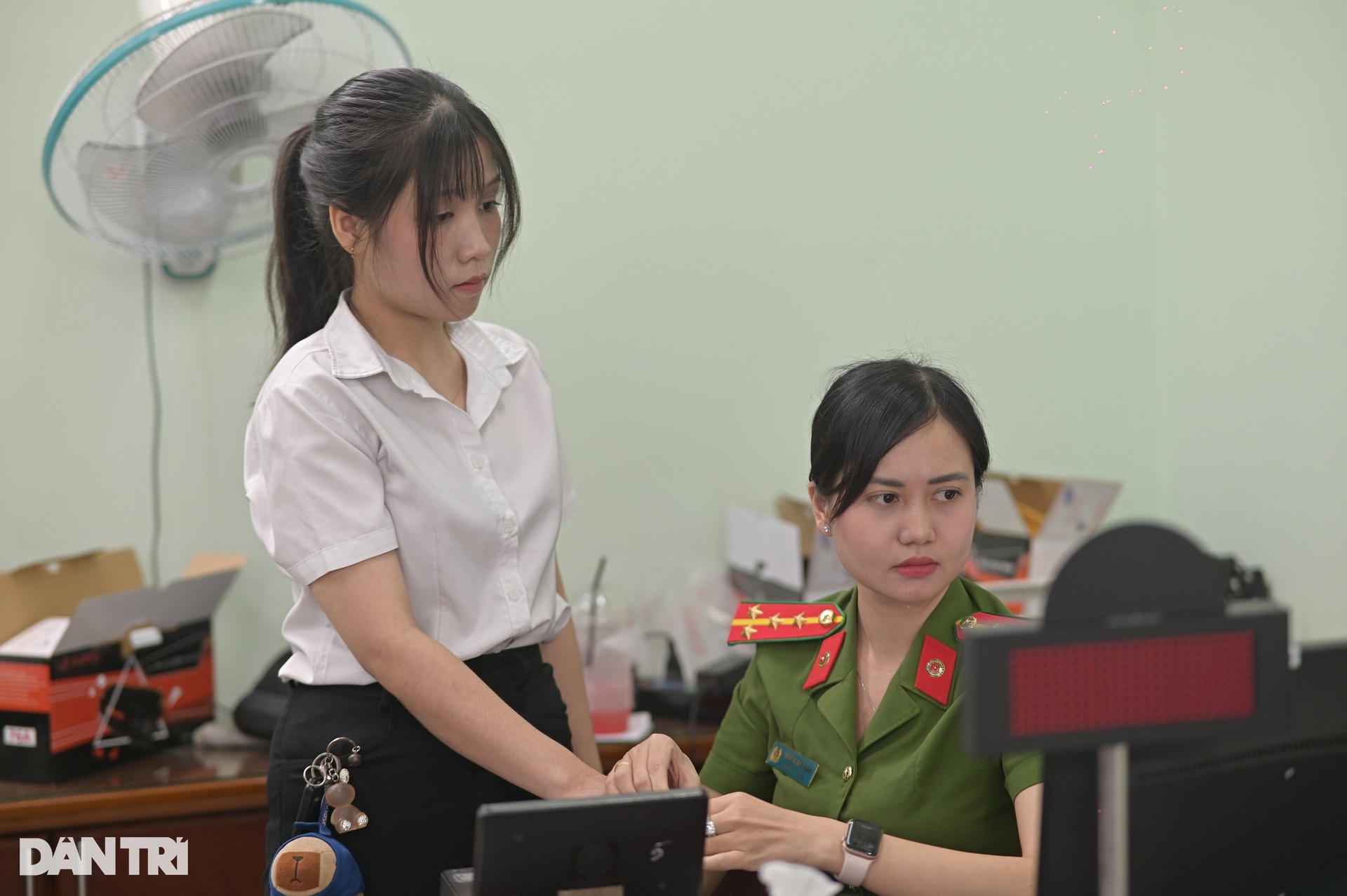 Người dân TPHCM đổ xô đi làm căn cước sau sáp nhập - 5 Người dân TPHCM đổ xô đi làm căn cước sau sáp nhập - 5