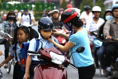 Đội mũ bảo hiểm cho trẻ em: Trách nhiệm của cha mẹ!