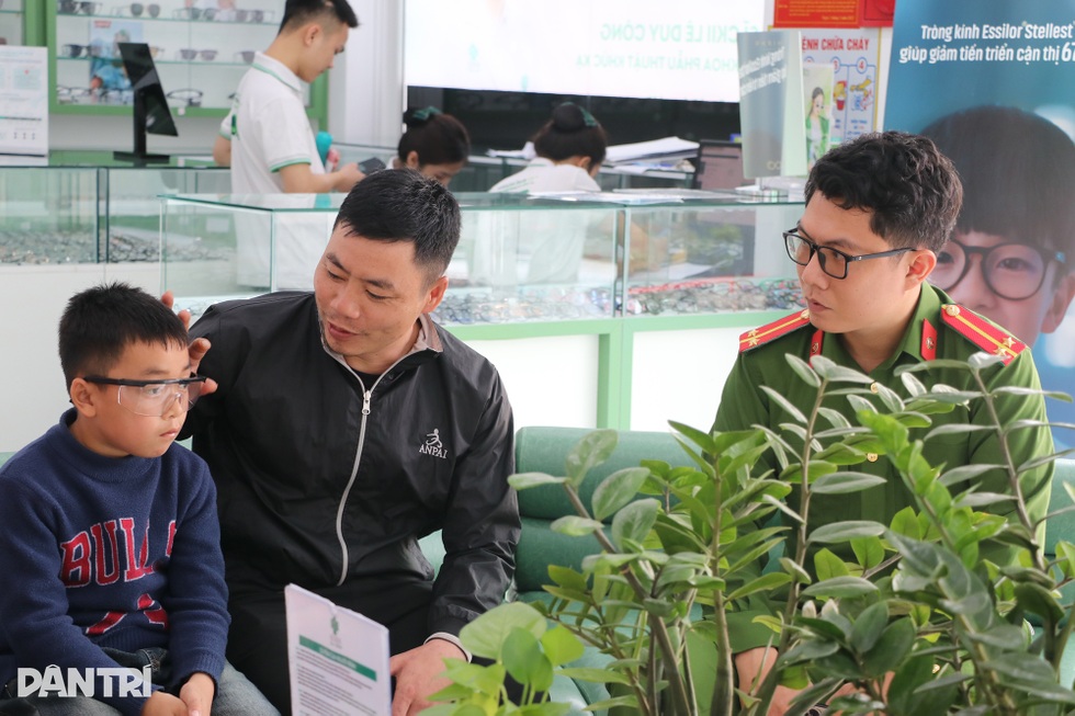 Trưởng Công an xã cứu cậu bé nơi bản nghèo thoát khỏi cảnh mù lòa - 2 Trưởng Công an xã cứu cậu bé nơi bản nghèo thoát khỏi cảnh mù lòa - 2
