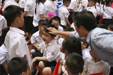 Trẻ bỡ ngỡ ngày đầu vào lớp 1