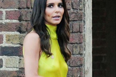 Cheryl "thả rông" vòng một ra phố