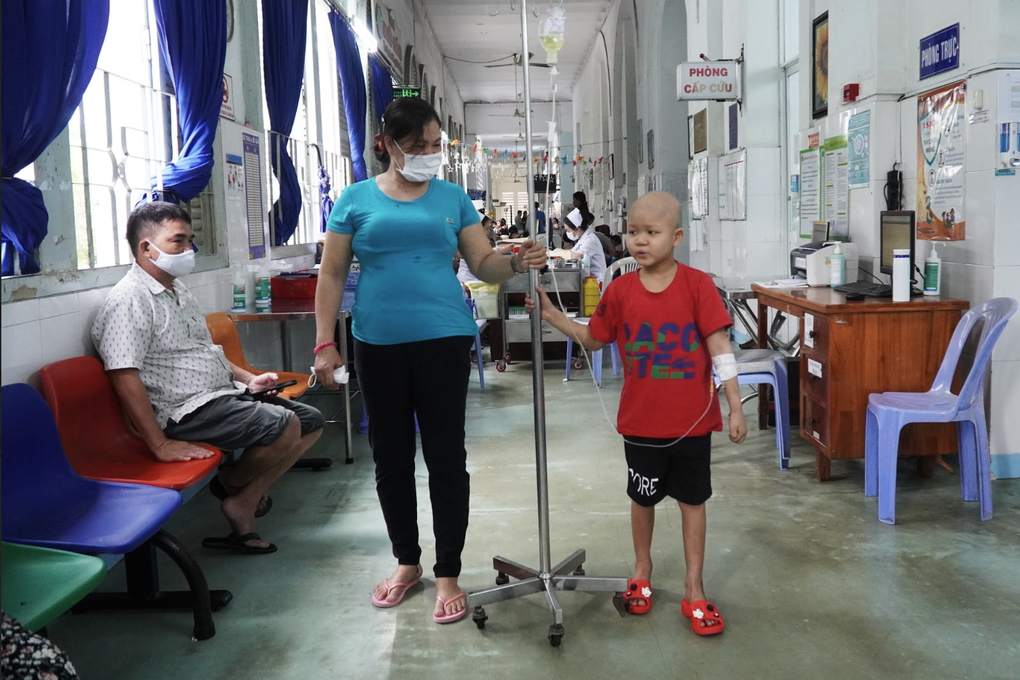 Mẹ suy tim nghẹn cười khi con trai ung thư máu được công an tặng điều ước - 2 Mẹ suy tim nghẹn cười khi con trai ung thư máu được công an tặng điều ước - 2
