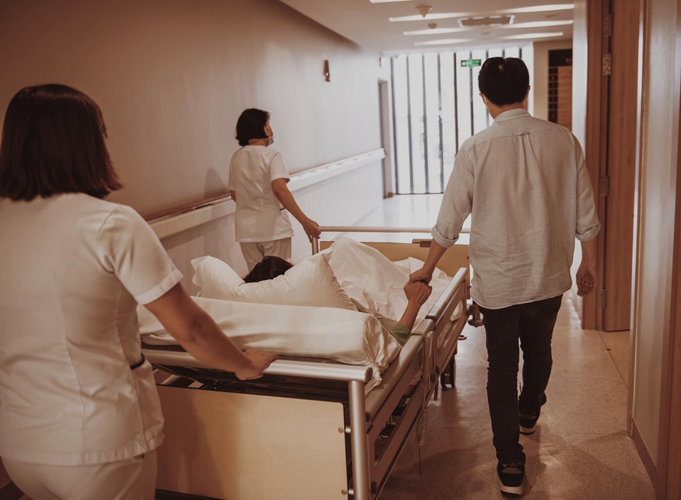 Đông Nhi chia sẻ khoảnh khắc Ông Cao Thắng căng thẳng, lo lắng chờ vợ sinh - 6 Đông Nhi chia sẻ khoảnh khắc Ông Cao Thắng căng thẳng, lo lắng chờ vợ sinh - 6
