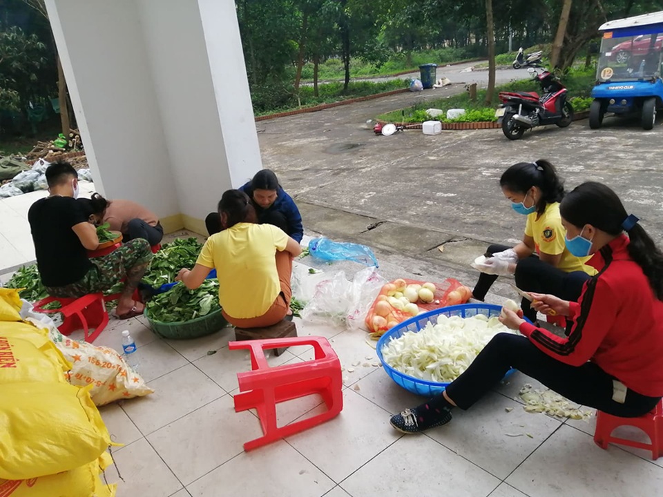 Thầy cô nấu cơm ở khu cách ly: “Mệt lắm, nhưng ai cũng muốn quay trở lại!” - 2 Thầy cô nấu cơm ở khu cách ly: “Mệt lắm, nhưng ai cũng muốn quay trở lại!” - 2