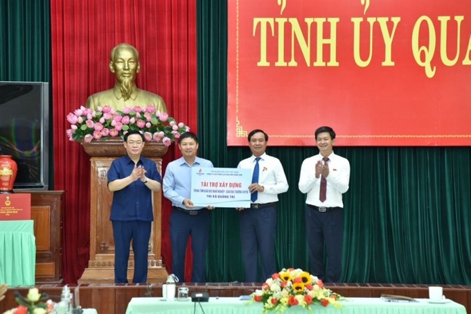 Dưới sự chứng kiến của Chủ tịch Quốc hội Vương Đình Huệ, Tổng Giám đốc BSR Bùi Ngọc Dương trao biển tượng trưng hỗ trợ kinh phí xây dựng Trung tâm Giáo dục nghề nghiệp - Giáo dục thường xuyên thị xã Quảng Trị.