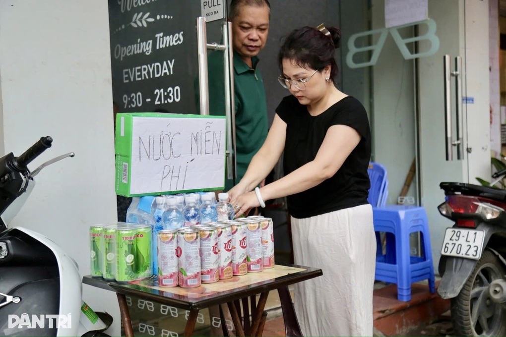 Bánh, nước miễn phí và tấm lòng người Hà Nội trong ngày sơ duyệt diễu binh - 2 Bánh, nước miễn phí và tấm lòng người Hà Nội trong ngày sơ duyệt diễu binh - 2