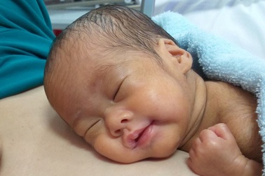 Nuôi sống bé gái sinh non nặng chỉ 700gram