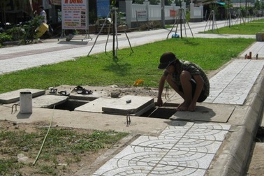 Trên 20 nắp cống đường Võ Văn Kiệt “ngoác miệng” sau lễ khánh thành