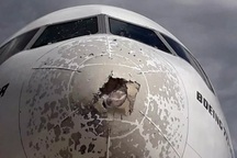 Mưa đá dội nứt kính buồng lái, thủng mũi máy bay ở Italia