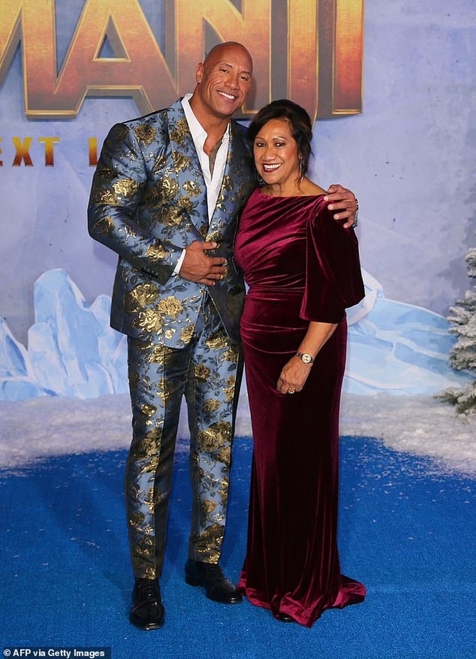 Vua bọ cạp Dwayne Johnson hôn vợ trên thảm đỏ - 8 Vua bọ cạp Dwayne Johnson hôn vợ trên thảm đỏ - 8